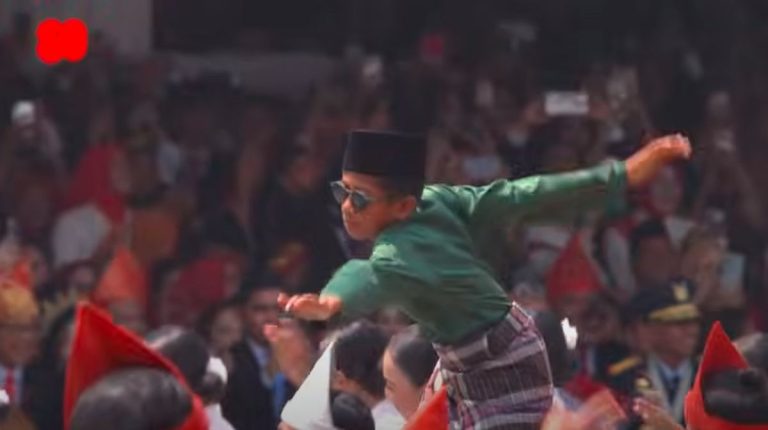 pacu-jalur-di-istana-dok-sekreatariat-presiden-1755405721280_169